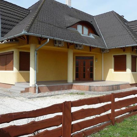 Nadas Tarsashaz Balatonlelle Dış mekan fotoğraf